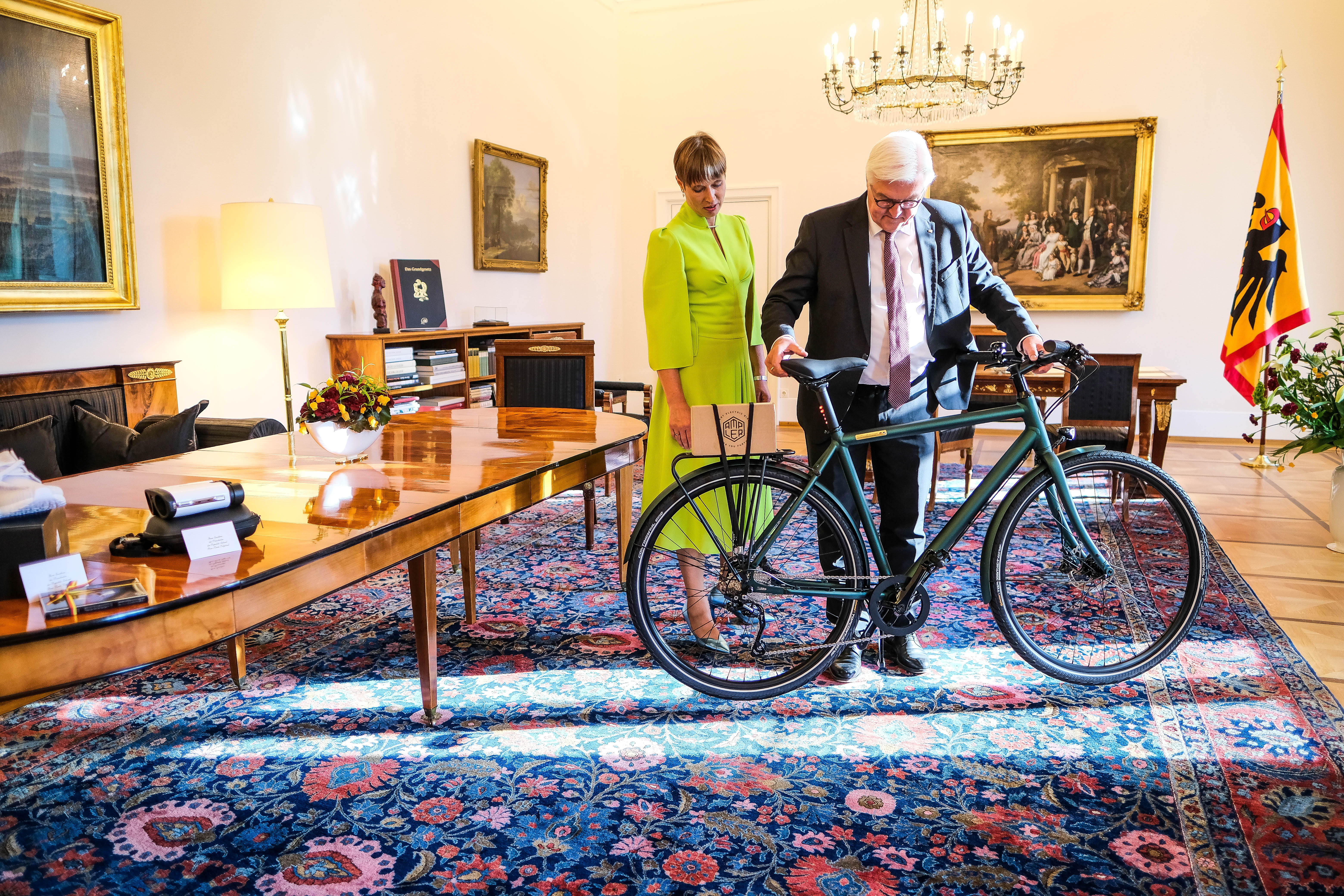 Estlands Präsidentin Kersti Kaljulaid überreicht Bundespräsident Steinmeier ein Ampler Bike