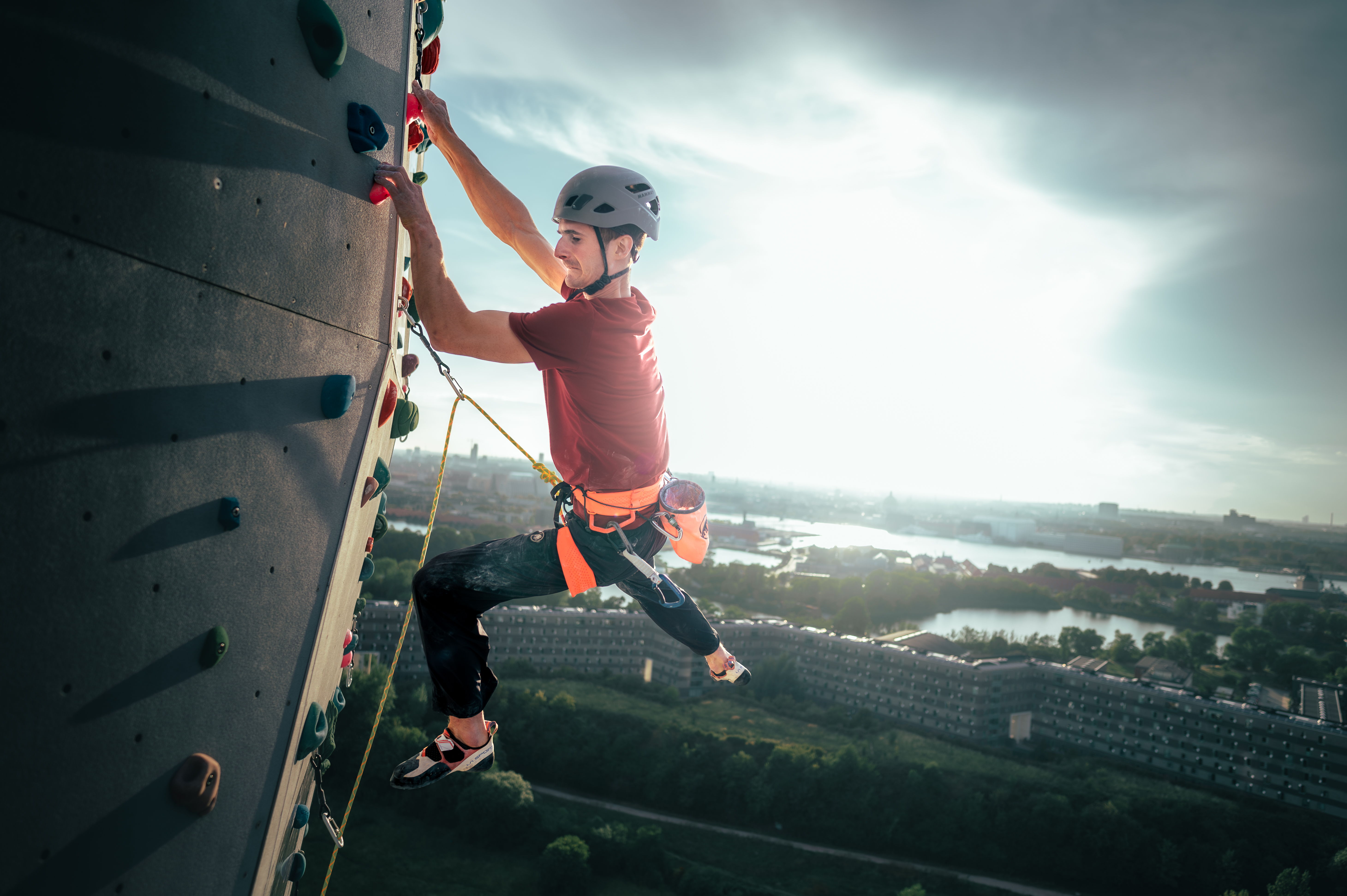 Adam Ondras Aufstieg an der Aussenfassade von CopenHill: ein Symbol für das ​ Engagement für Nachhaltikgeit. ©Petr Chodura / Mammut Sports Group AG