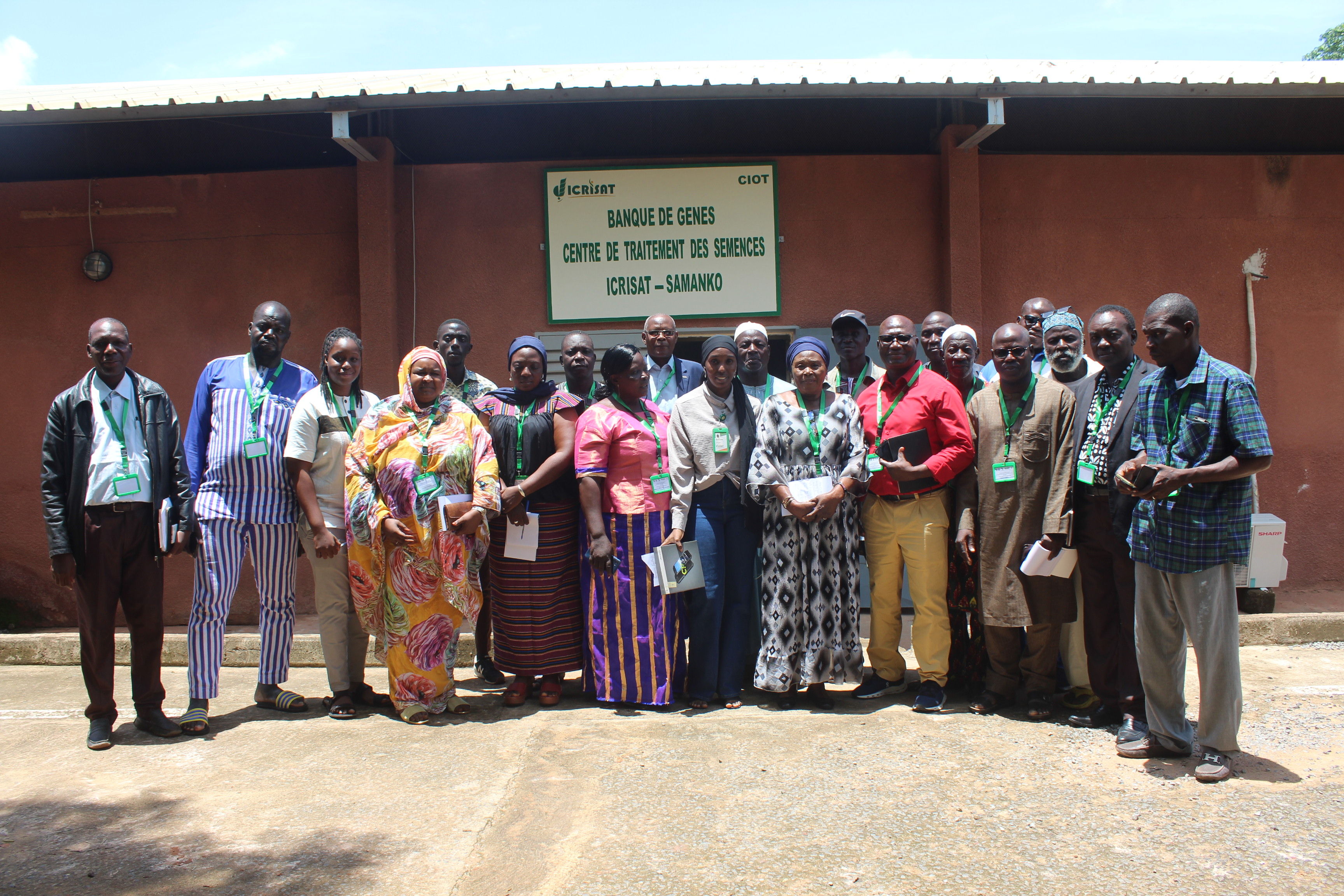 Training participants take a group photo in front of the ICRISAT Genebank in Mali.