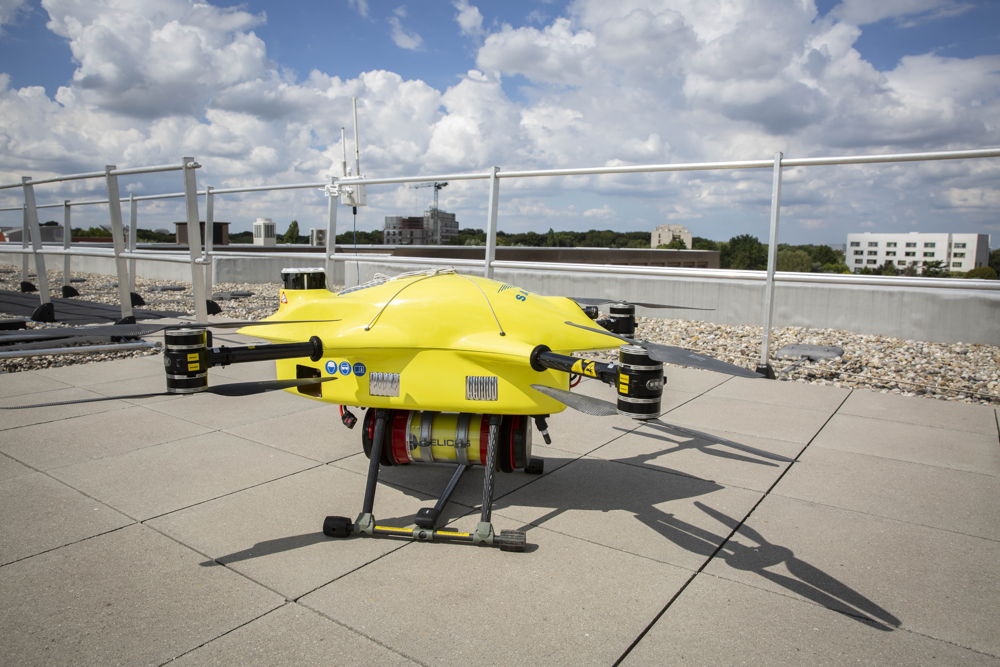 De drone met het menselijk weefsel na de landing. (Credit: ZNA / Dirk Kestens)