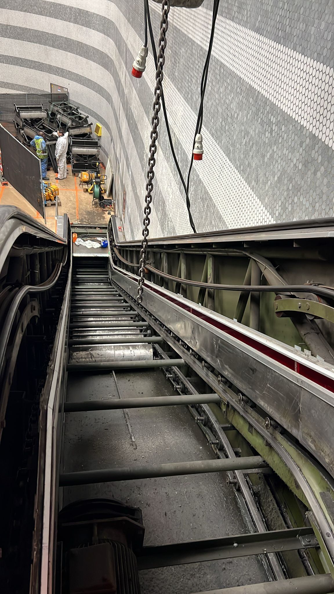 Les travaux ont débuté par l'enlèvement d'un des escalators