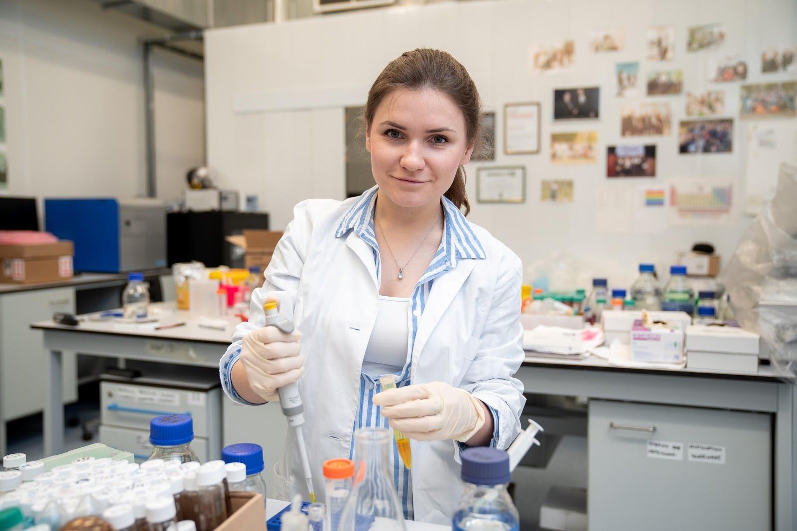 Photo. MIPT doctoral student Elizaveta Mochalova prepares samples to test the efficiency of cancer cell recognition by the team’s nanoagents. Credit: Evgeniy Pelevin/MIPT Press Office