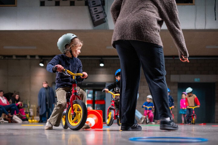 Kinderen behalen loopfietsbrevet