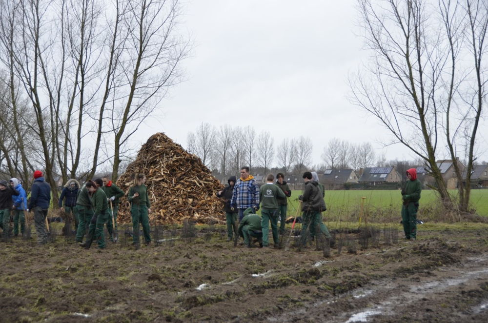 Leerlingen tuinbouwschool Melle planten 10.000 bomen en bosgoed in koppelingsgebied Rieme-Zuid