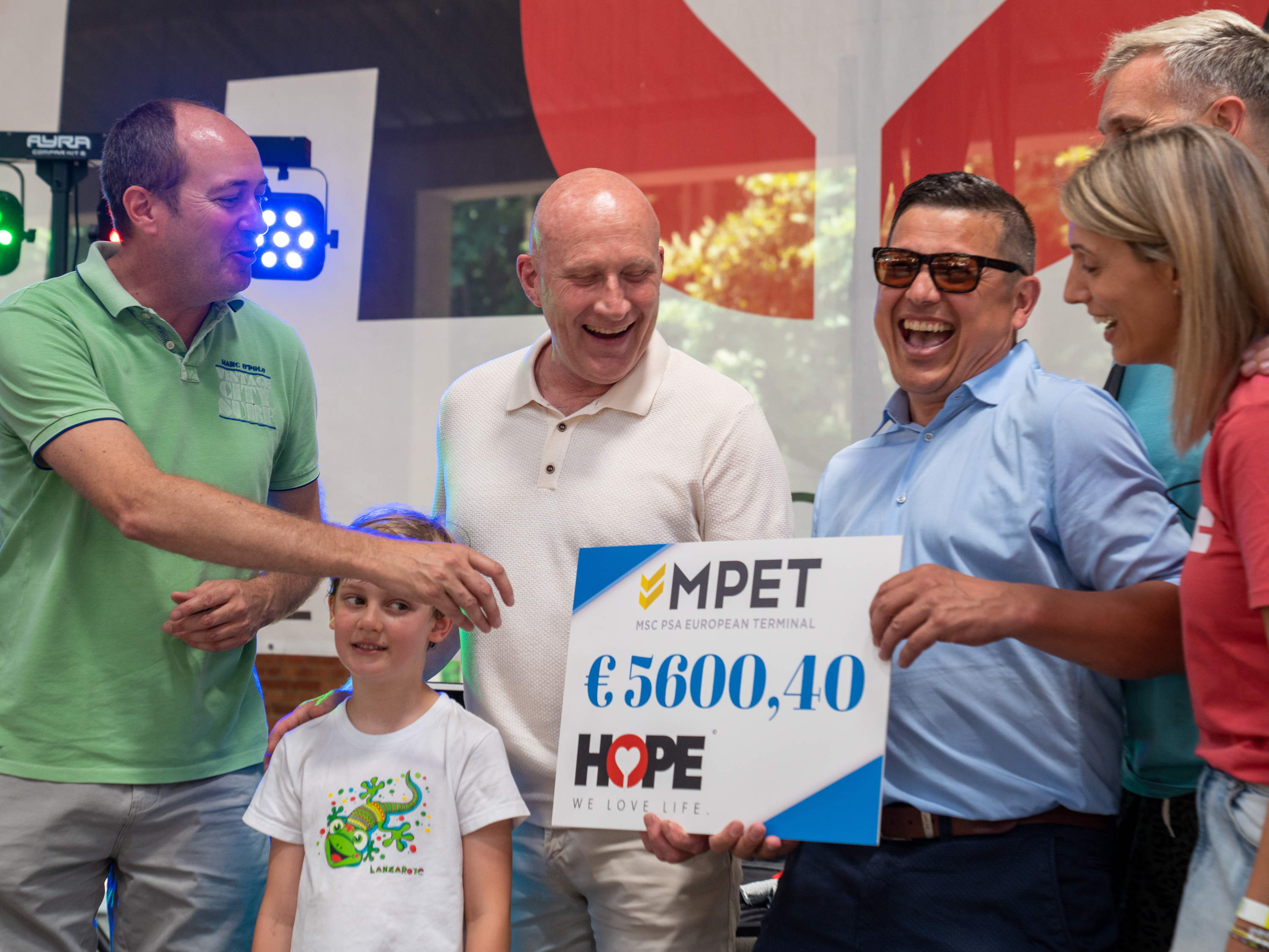 MPET overhandigt cheque van 5.600 euro aan Hope Benefiet