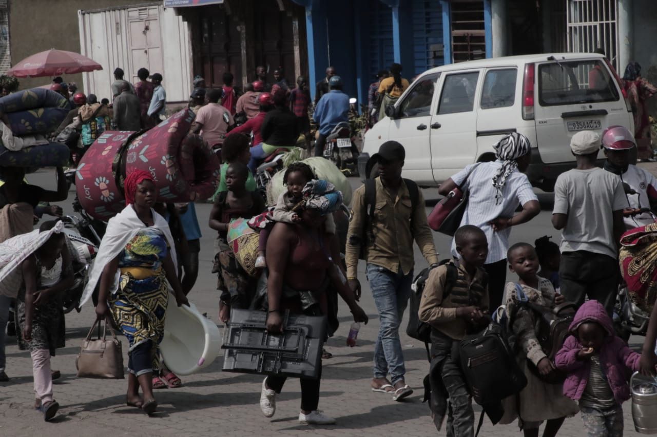 En la carretera de Afya Bora, algunos habitantes de Goma dejan sus barrios y casas para buscar refugio en Sake. Crédito: Yves Ndjadi/MSF En la carretera de Afya Bora, algunos habitantes de Goma dejan sus barrios y casas para buscar refugio en Sake. Crédito: Yves Ndjadi/MSF