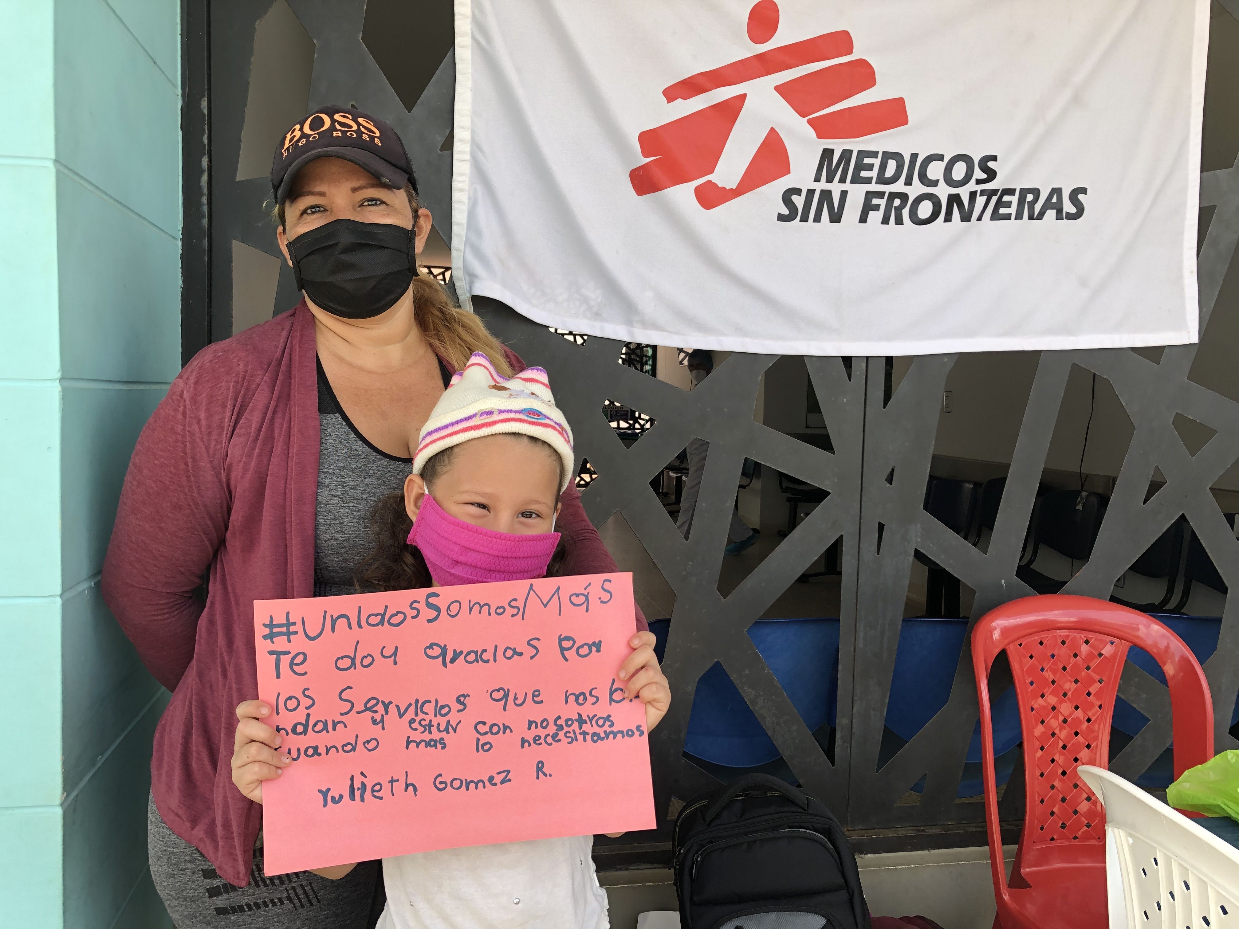 "Te doy gracias por los servicios que nos brindan y estar con nosotros cuando más lo necesitamos", la pequeña Yulieth Gomez agradece con un mensaje, enmarcado en la campaña 'Unidos somos más', el trabajo de los sanitarios. © MSF