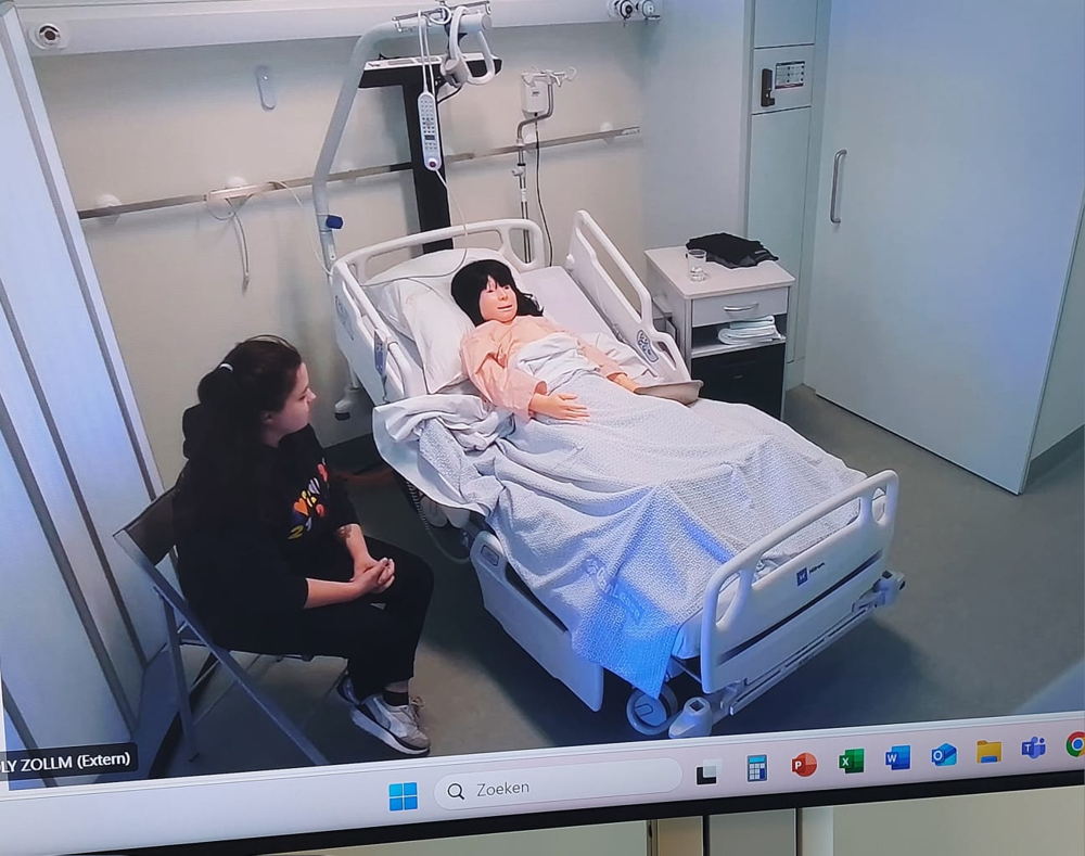 Een operator kan met beeld en geluid volgen hoe een simulatietraining verloopt, en daarop inhaken. Zo kan de simulatiepop reageren op wat de cursist doet in ZAS Open LeerLab Metropool. (Foto: ZAS) Een operator kan met beeld en geluid volgen hoe een simulatietraining verloopt, en daarop inhaken. Zo kan de simulatiepop reageren op wat de cursist doet in ZAS Open LeerLab Metropool. (Foto: ZAS)
