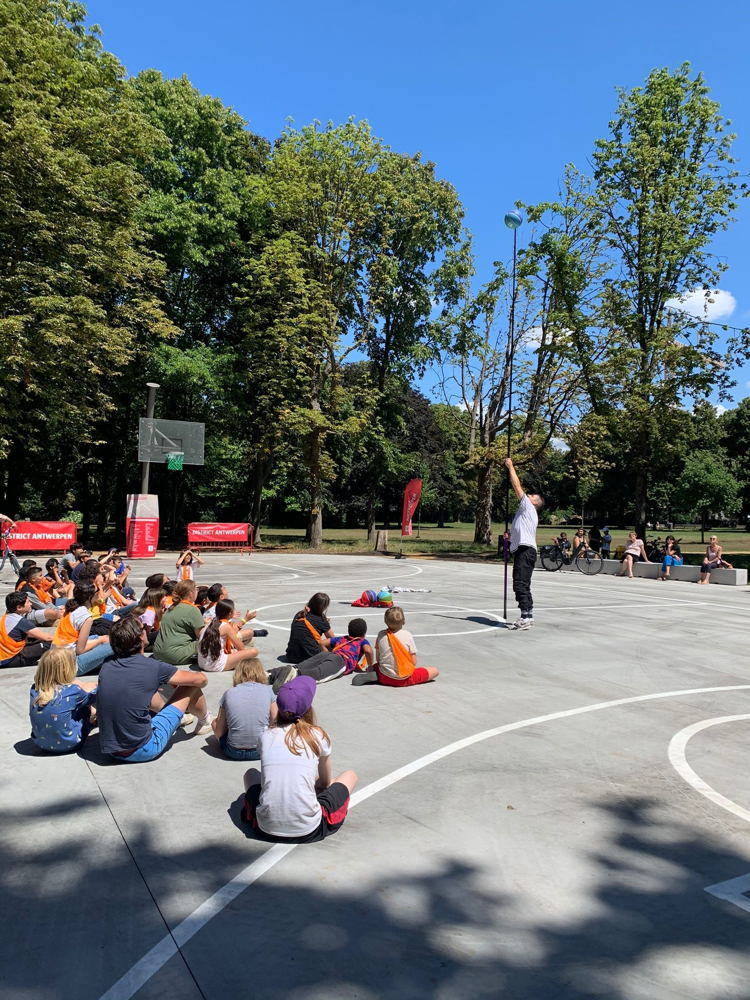 Opening basketbalplein Kielpark | showcase freestyle basket met jong publiek