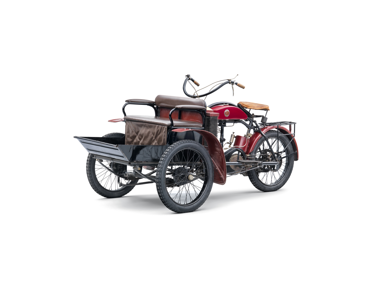 Probably only three copies of the three-wheeled Laurin & Klement
LW are still in existence. The exhibit on show at the ŠKODA
Museum in Mladá Boleslav is a passenger variant and on loan from
the National Technical Museum in Prague. 
