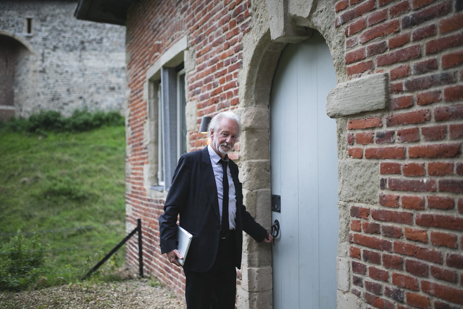 Stefan Hertmans voor de hermitage, foto Caroline Lessire