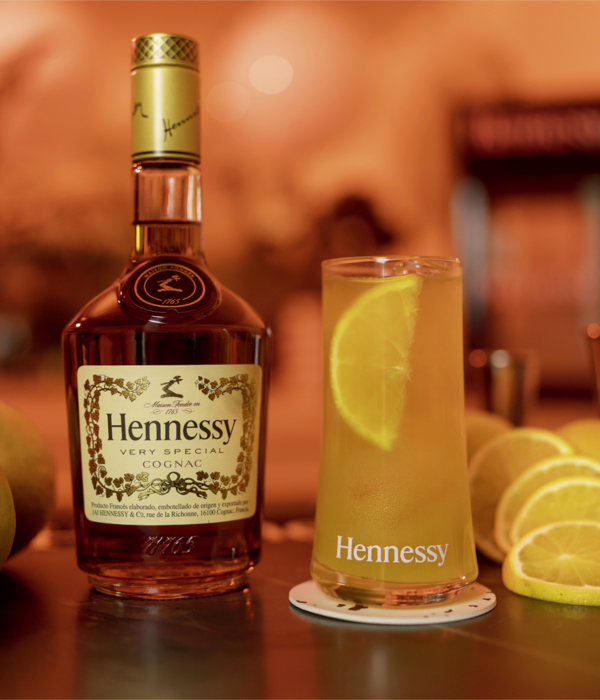 El género del momento también tiene su bebida; conoce el Hennessy Tumbado