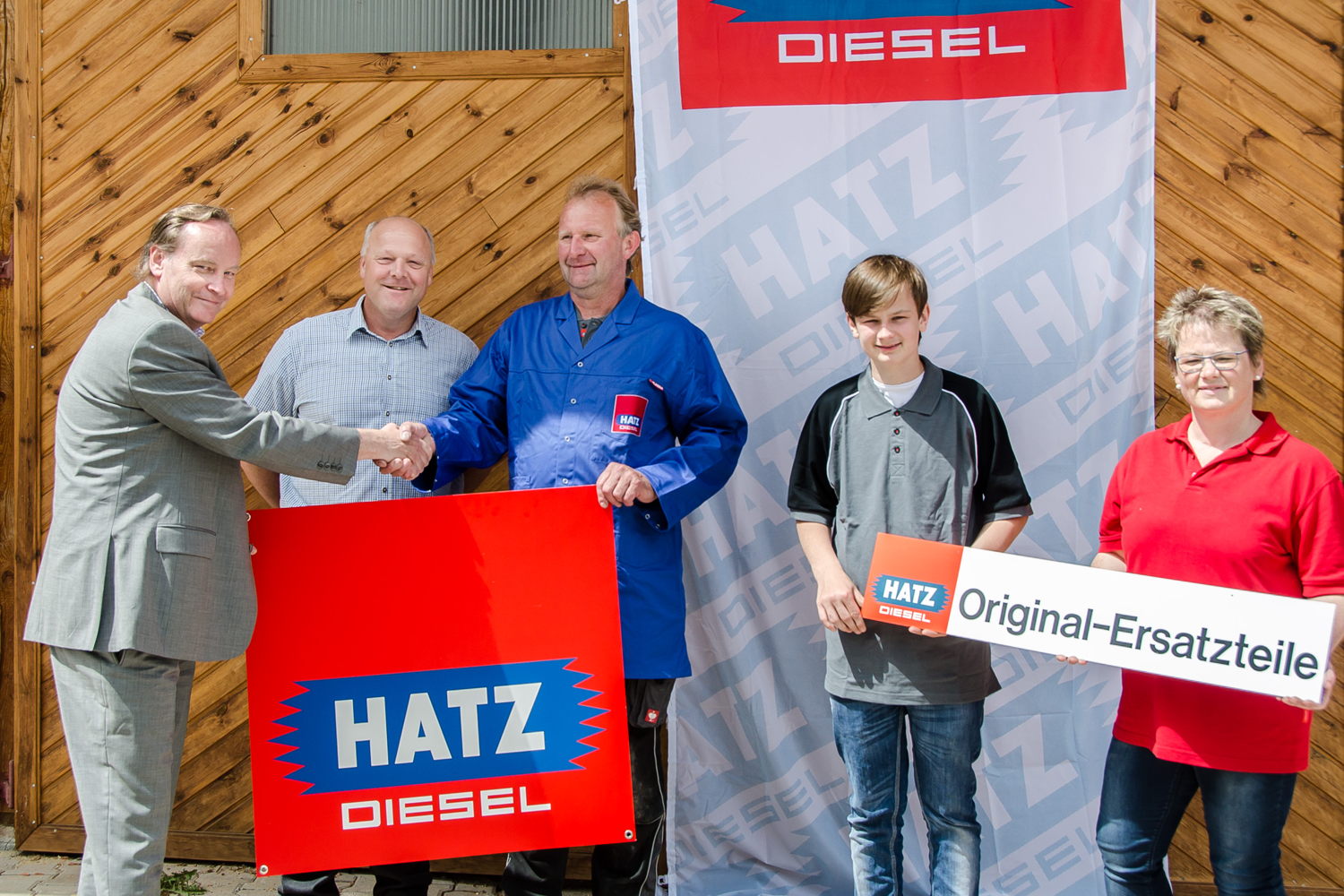 Offizielle Begrüßung von Martin Stangl (Mitte) im weltweiten Hatz Servicenetzwerk (v. l. n. r.): Jürgen Bohlen, After Sales Manager und Fritz Frankenberger, Ersatzteilverkauf von der Motorenfabrik Hatz sowie Korbinian und Daniela Stangl.