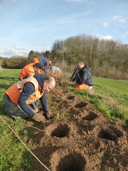 ‘Plantploeg van sociaal-economiebedrijf IGO aan het werk voor de aanplant van 625 meter heg bij Hof Ten Bosch van familie Peeters (Huldenberg)