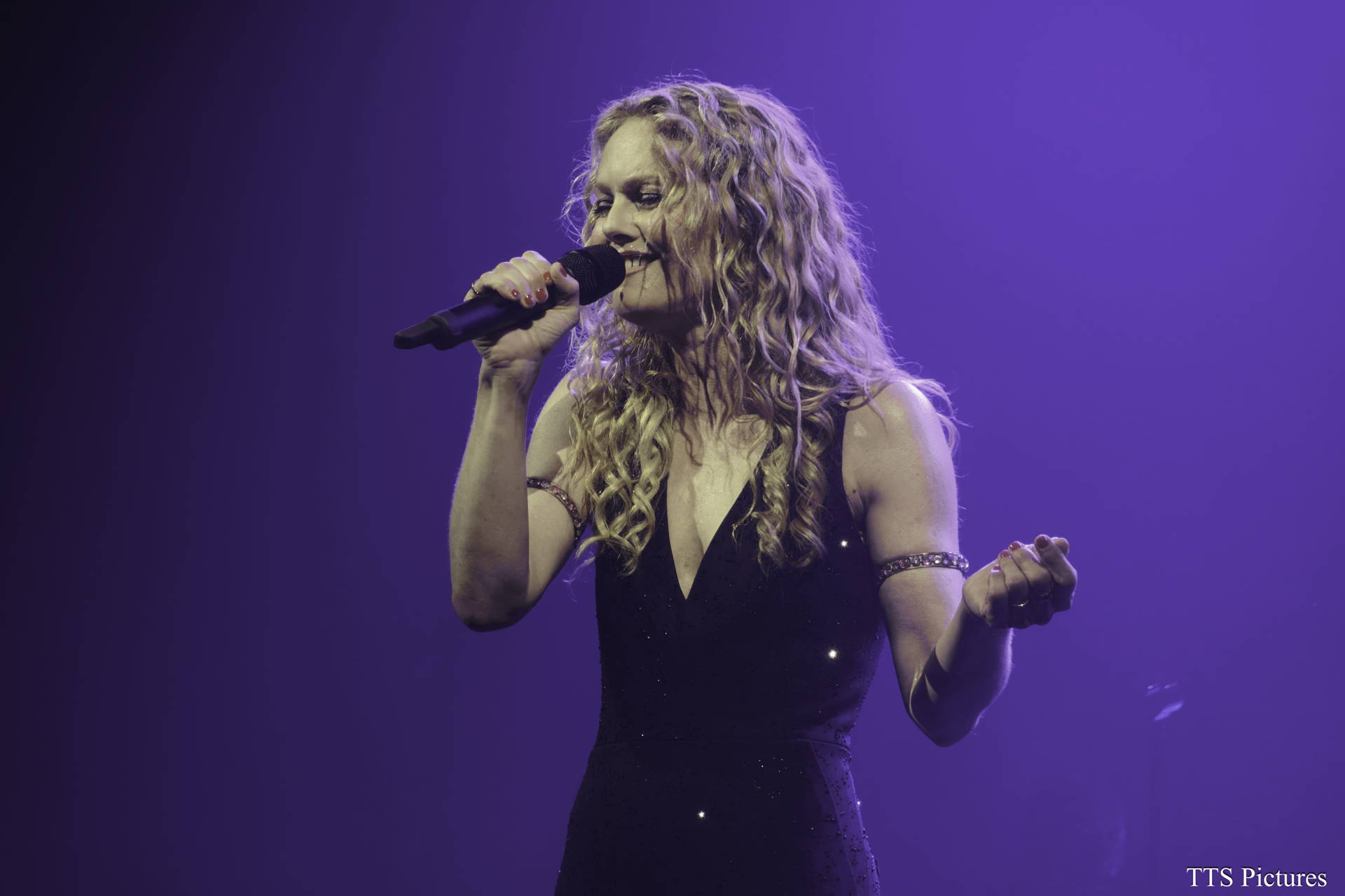 Vanessa Paradis and her team put Spectera handheld to the test