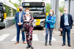 Van links naar rechts: Koen Kennis (schepen van Mobiliteit stad Antwerpen), Lydia Peeters (Vlaams minister voor Mobiliteit en Openbare Werken), Ann Schoubs (directeur-generaal De Lijn) en Johnny Van der Straeten (gedelegeerd bestuurder UZA)