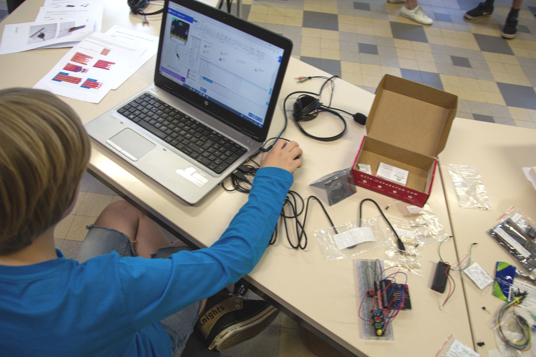 Kinderen uit het buitengewoon onderwijs bij Ave Regina in Lovenjoel kregen dankzij Digital for Youth laptops tijdens de lockdown om met hun ouders te kunnen blijven communiceren en om te leren programmeren ​