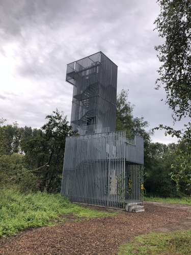 15 meter hoge uitkijktoren uniek herkenningspunt binnen provinciaal domein Puyenbroeck in Wachtebeke