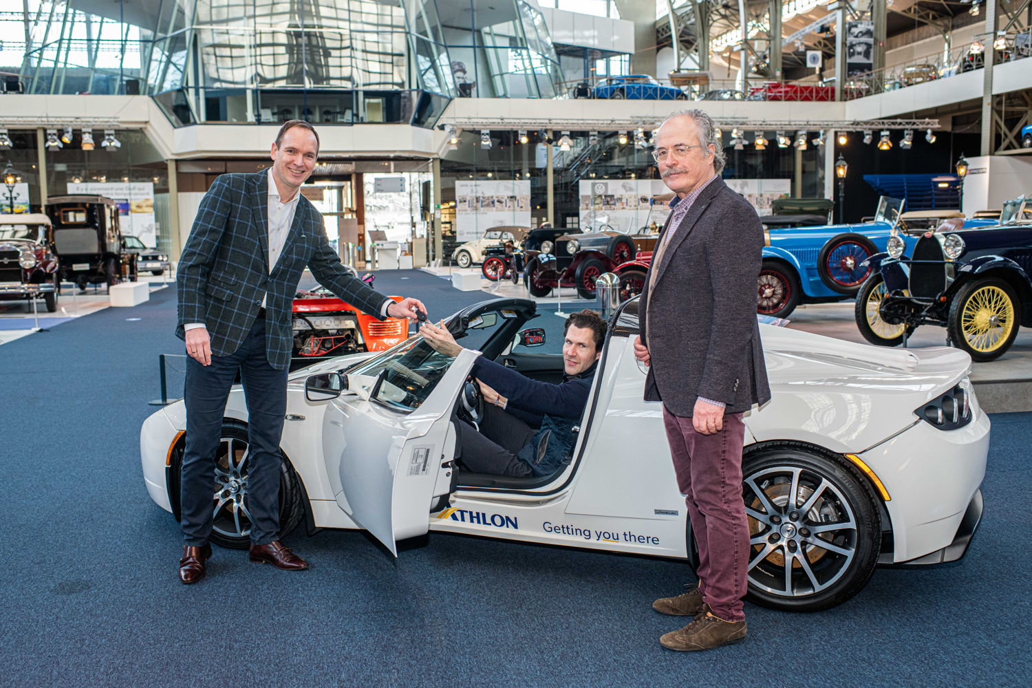 de gauche à droite: Michiel Alferink (Athlon Belgium), Sébastien de Baere (directeur Autoworld),  Leo Van Hoorick (conservateur Autoworld)