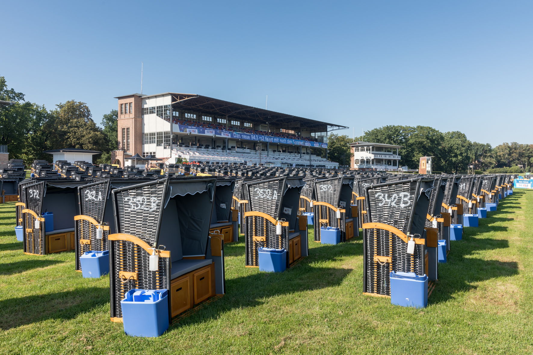 Around a thousand beach chairs were set up to accommodate the Gentleman fans at the Hoppegarten nature reserve