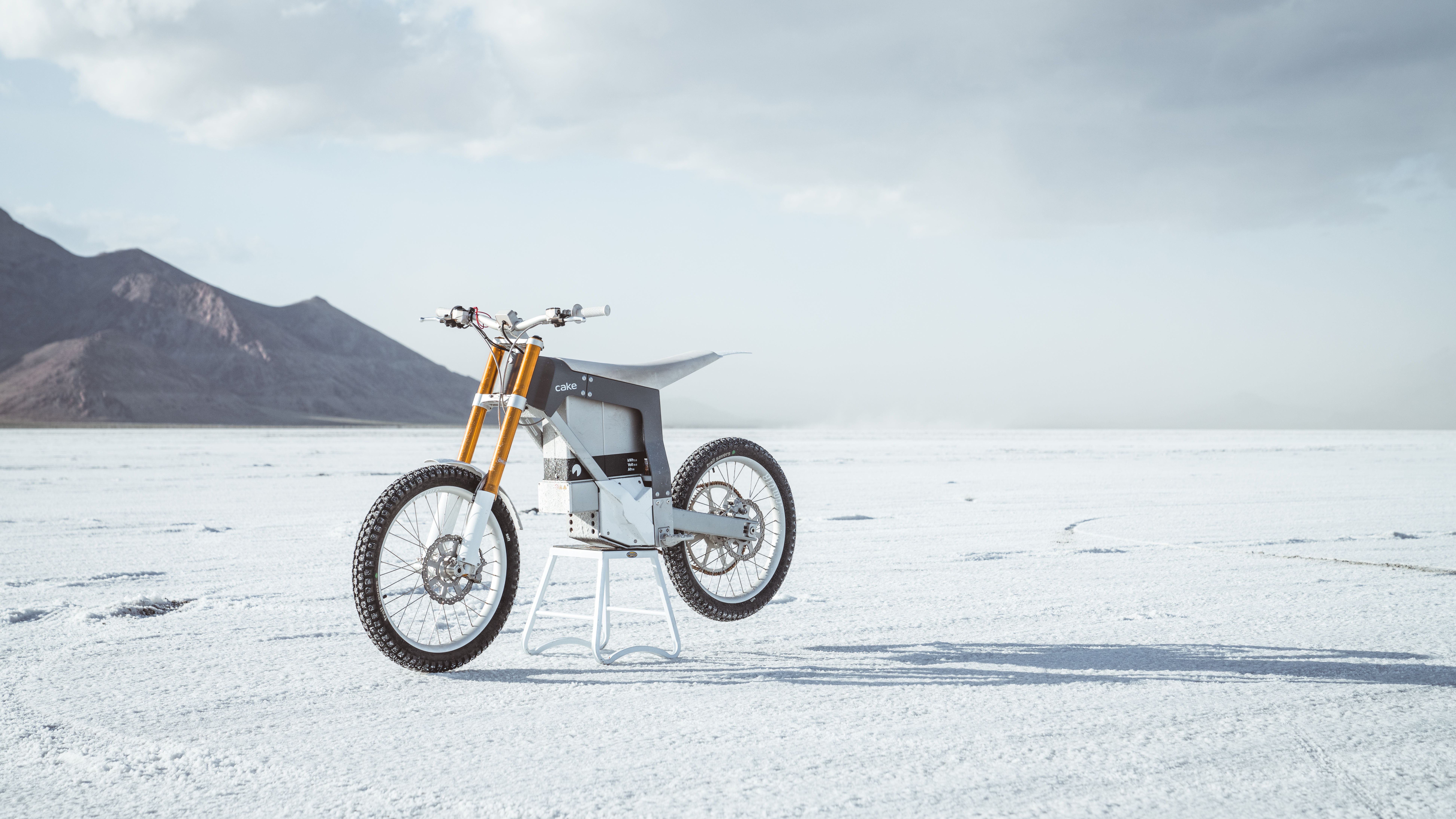 CAKE’S Kalk OR model comes fully equipped with Öhlins suspension in the front and rear. Öhlins is taking steps towards decarbonizing the products used on the CAKE Kalk, which includes evaluating how materials such as steel, aluminum, rubber, and plastics are sourced.