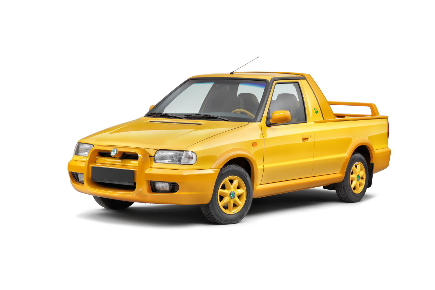 The ŠKODA FELICIA Fun was a vehicle for young and young-at-heart customers as well as amateur sports enthusiasts. The features and the bright colour scheme emphasised this. The 60-millimetre higher chassis made detours on unpaved roads a breeze.