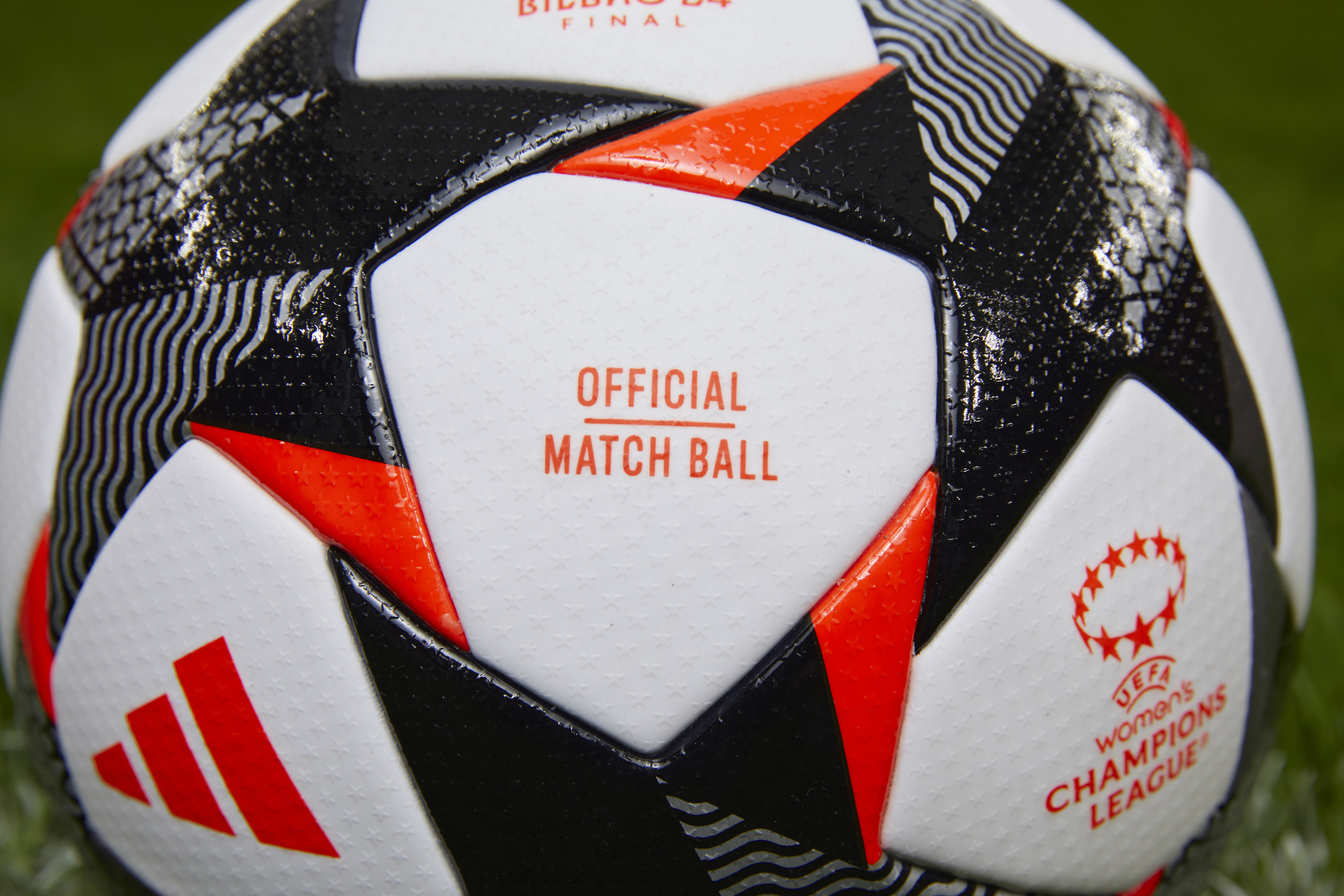 Así es el balón oficial de la UEFA Women's Champions League 2024 que se  disputará en Bilbao