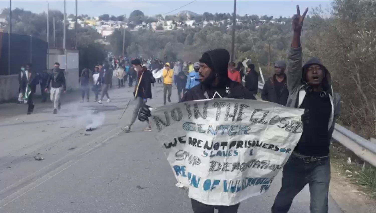 Vidéo réalisée par un réfugié lors d’une manifestation sur la route menant au camp de Moria et envoyée à Mathieu Pernot, avril 2020, 48’’ © Mathieu Pernot