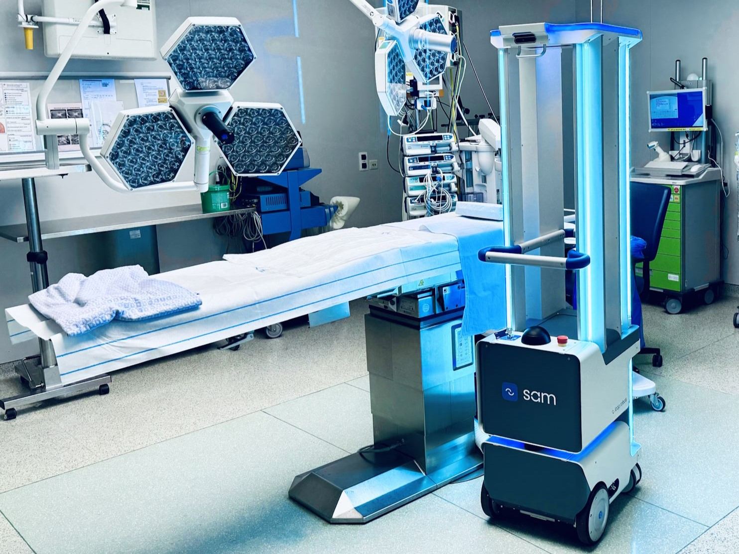 ROBOT SAM ONTSMET RUIMTES GRONDIG, SNEL EN ZONDER CHEMICALIËN