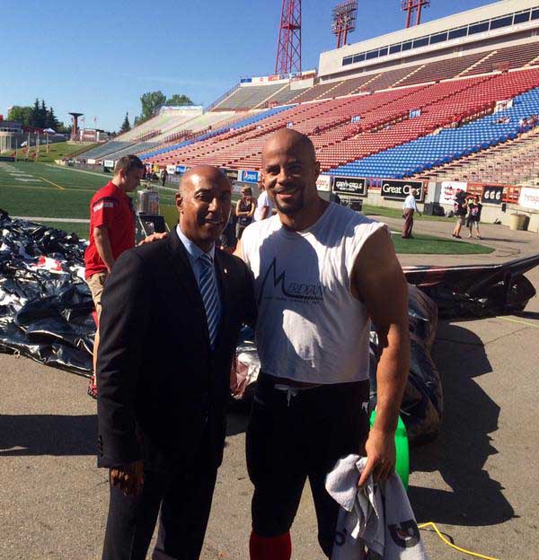 Commissioner meets 2014 Most Outstanding Canadian, Jon Cornish in Calgary. (Photo: CFL)