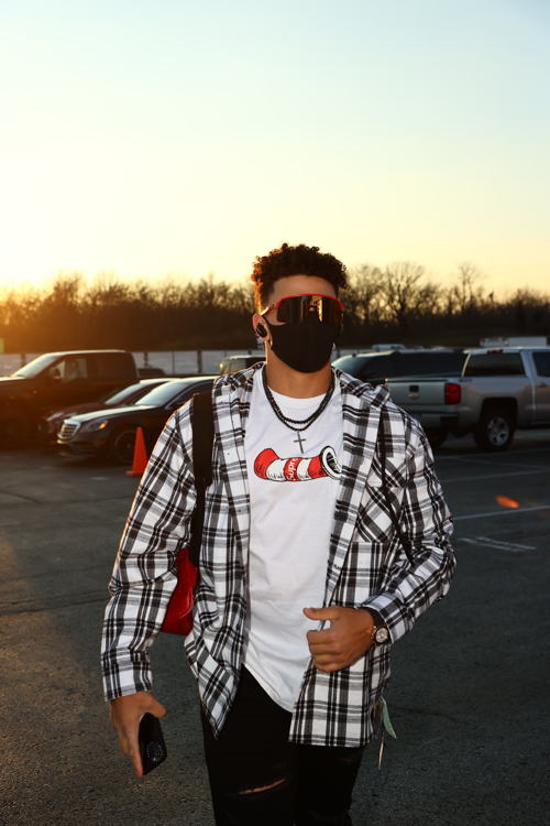 OAKLEY PATRICK MAHOMES II SIGNATURE SERIES - LIFESTYLE IMAGE (4)
