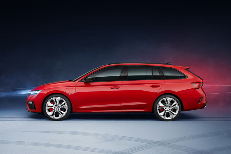 The new ŠKODA OCTAVIA COMBI RS iV has been fitted
with a 1.4 TSI petrol engine and an 85-kW electric motor
delivering a combined power output of 180 kW (245 PS).
Featuring black details on the bodywork, the OCTAVIA RS iV
can immediately be recognised as sporty top-of-the-range
variant of ŠKODA’s bestseller, now in its fourth generation.