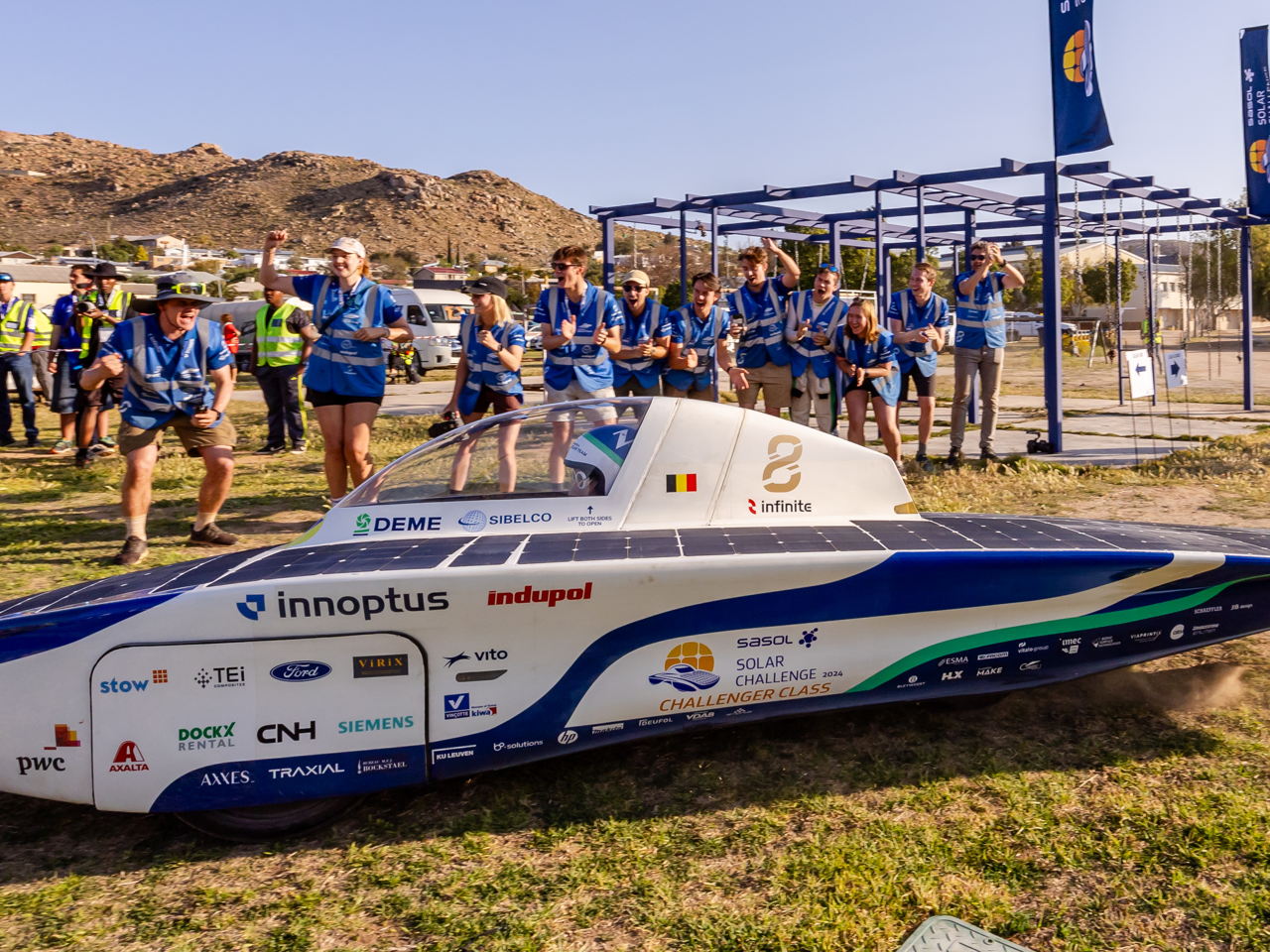 Belgisch Solar Team deelt tik uit en komt dominant aan de leiding in Sasol Solar Challenge