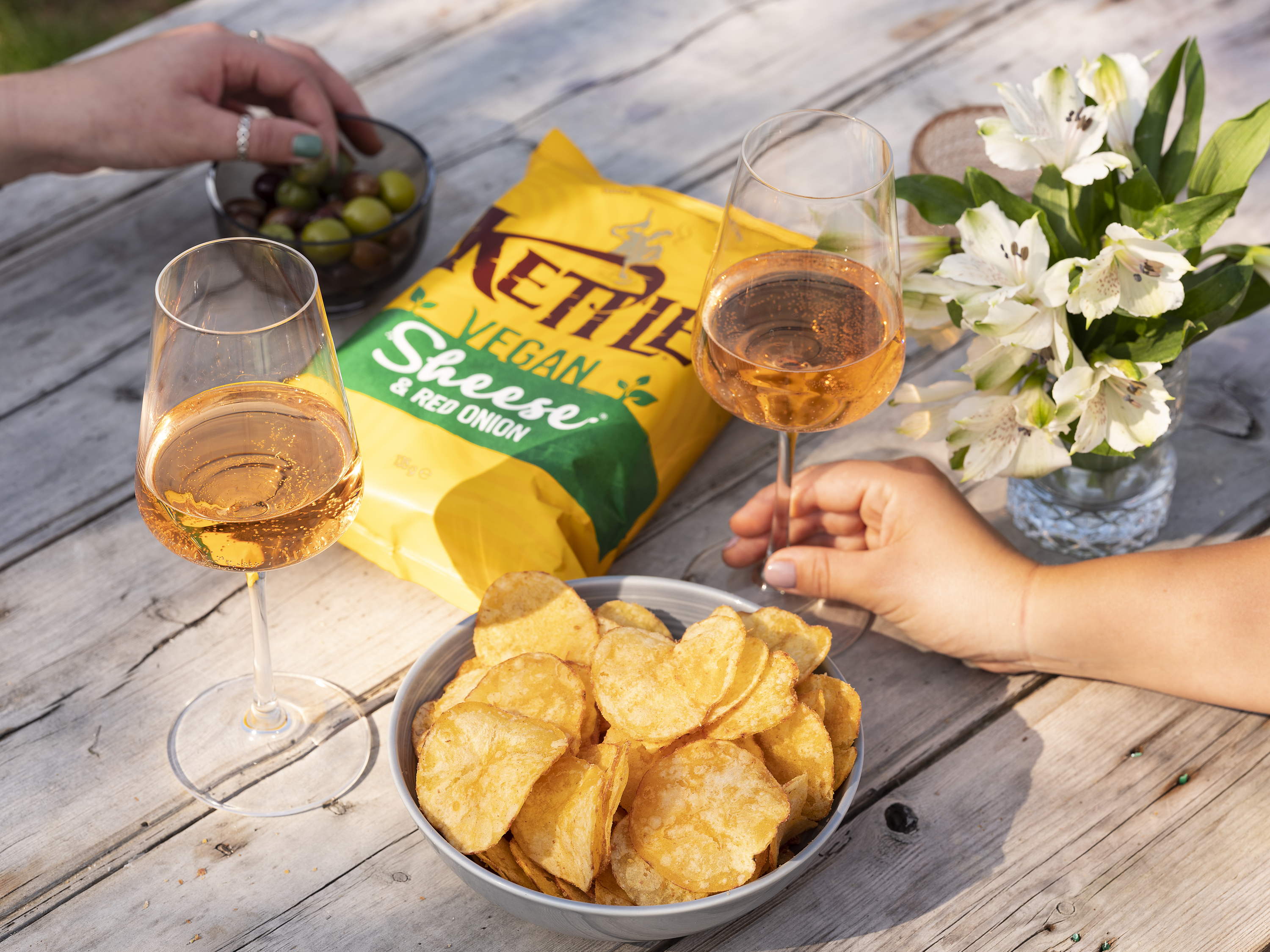 KETTLE® CHIPS LANCEERT NIEUWE SMAAK VEGAN SHEESE® & RED ONION