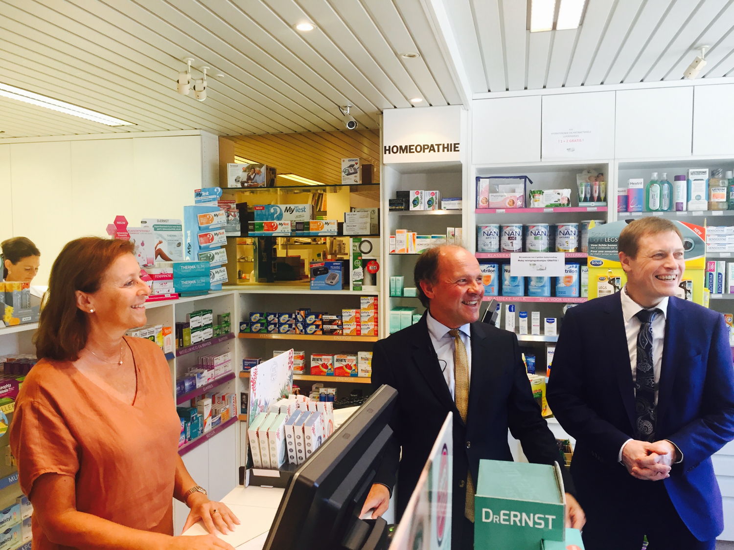 Minister Muyters op bezoek bij apotheker die in aanmerking komt voor de hinderpremie