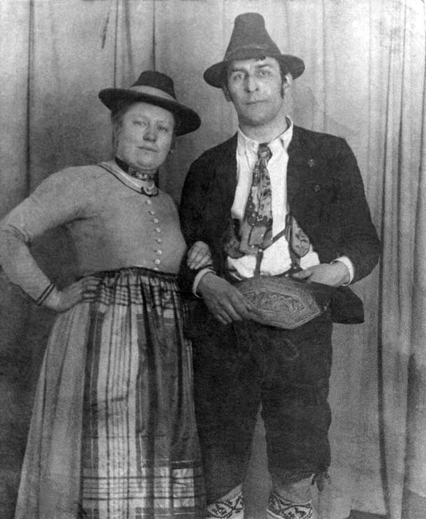 Franz Marc and his wife Maria in Upper Bavarian costume, photographed before 1914. AKG2728617 ©akg-images / picture-alliance / dpa
