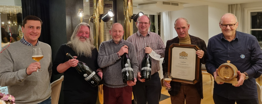 Zythos neemt in naam van de Belgische bierverenigingen de HORAL Lambic Award 2021 in ontvangst
