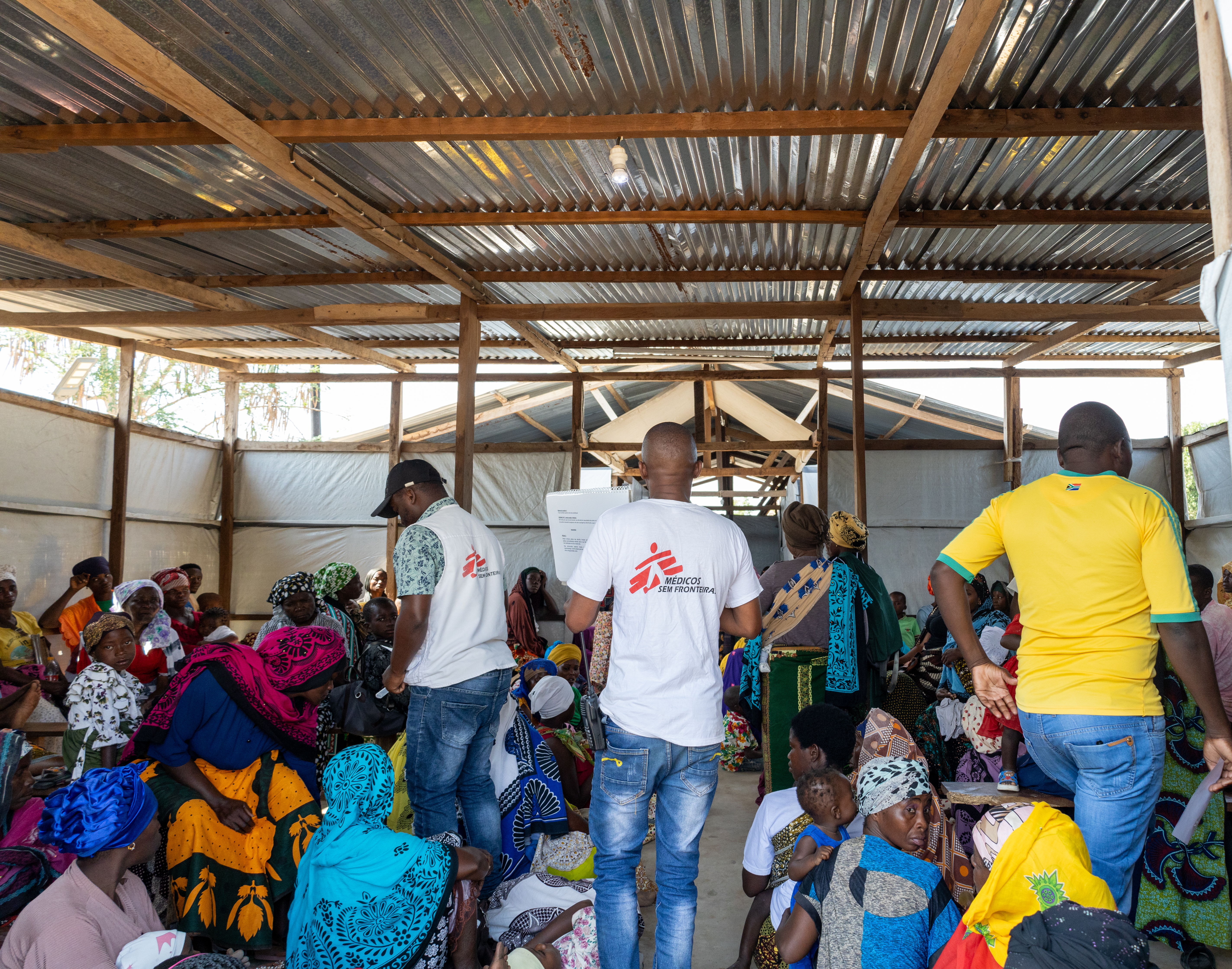 At Nanduadua Health Center, the MSF health promotion team shares information on preventing diseases with patients in the waiting area. Location: Mozambique|Date: 16/10/2024 | Photographer: MSF