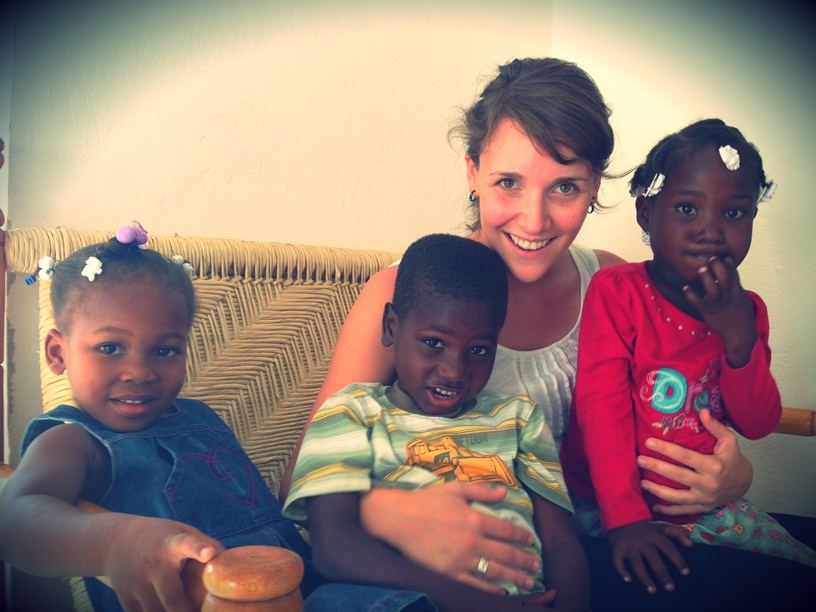 Sofie Peeters en Naomi Vandamme in Haïti