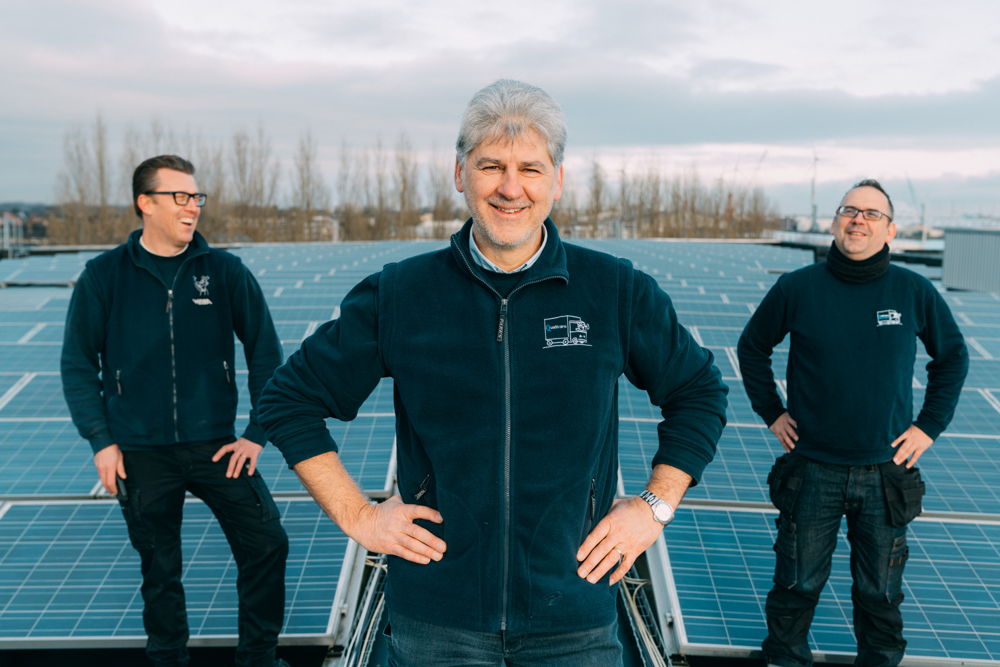 Danny, Patrick en Herman van Weba wekken zonne-energie op in Gent (Foto: Illias Teirlinck)