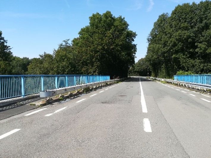 De bestaande brug over de snelweg E19 vormen we om tot een bermbrug.