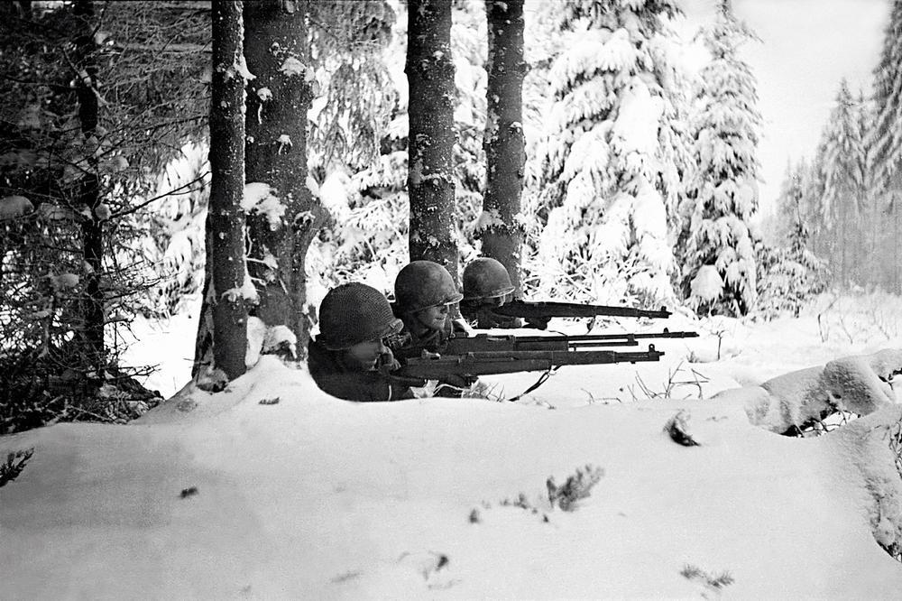AKG3118694 US soldiers at the Battle of the Bulge ©akg-images / Tony Vaccaro