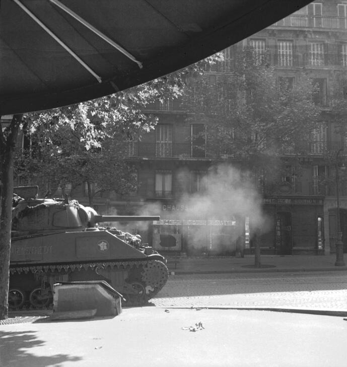 A tank of General Leclerc's 2nd Armoured Division advances along the Boulevard Saint-Michel, at no. 57, seen from the Rue Monsieur Le Prince. AKG10778585 © René Zuber / akg-images