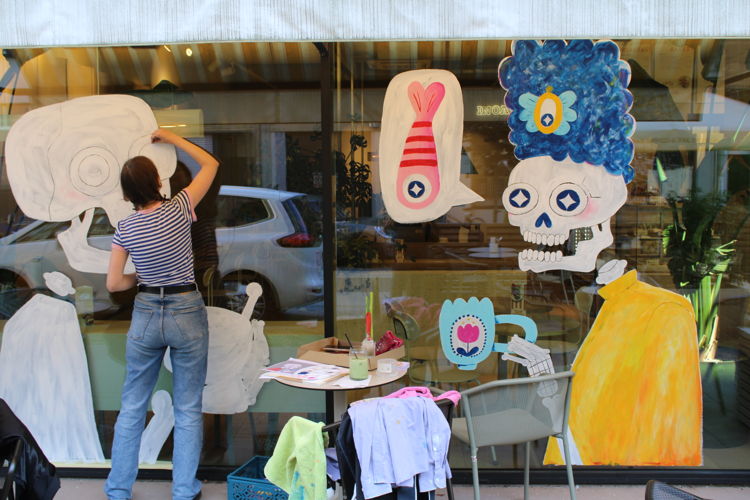 Illustrator Nikita van den Bosch legt de laatste hand aan de Ensor Vitrine van Oats Day Long  (c) Jens Dawn