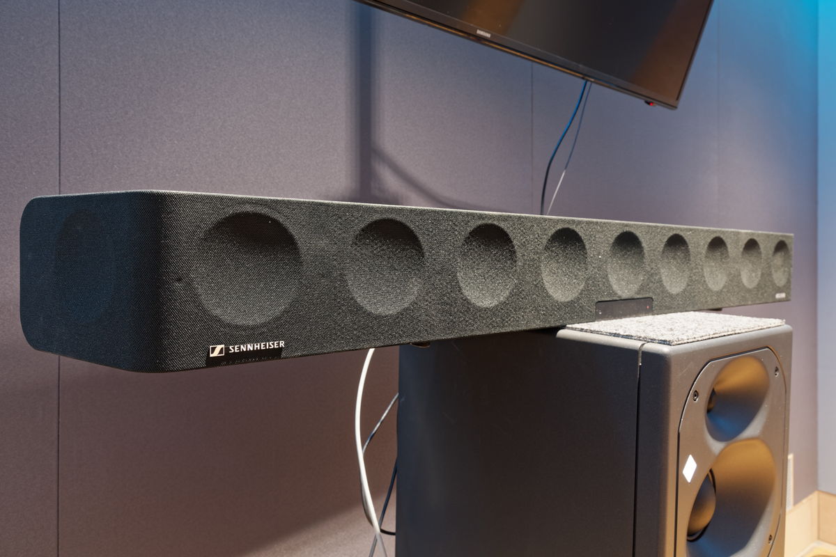 In addition to the Neumann studio monitors, the 3D control room also has a high-quality Sennheiser AMBEO Soundbar, which, as an all-in-one solution and in spite of its compact dimensions, offers surprisingly powerful 3D reproduction