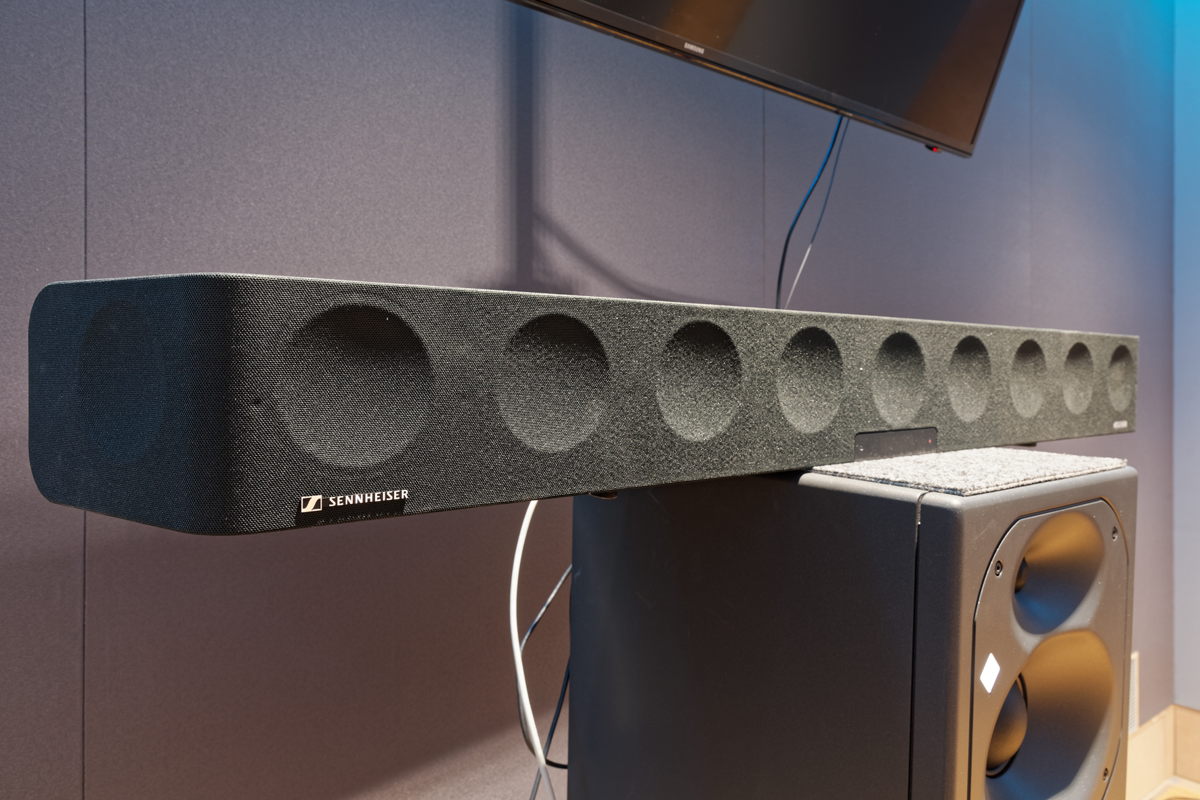 Ergänzend zu den Neumann Studiomonitoren ist in der 3D-Regie eine hochwertige Sennheiser AMBEO Soundbar verfügbar, die als All-in-One-Lösung trotz ihrer kompakten Maße mit einer kraftvollen 3D-Wiedergabe überrascht