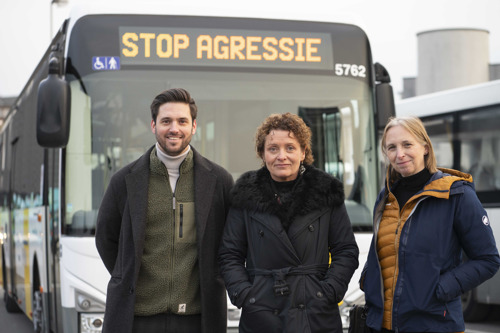 ‘Van onze medewerkers blijf je af.’ – Vlaams minister Lydia Peeters, De Lijn, de FBAA en de vakbonden bij De Lijn voeren samen actie tegen agressie