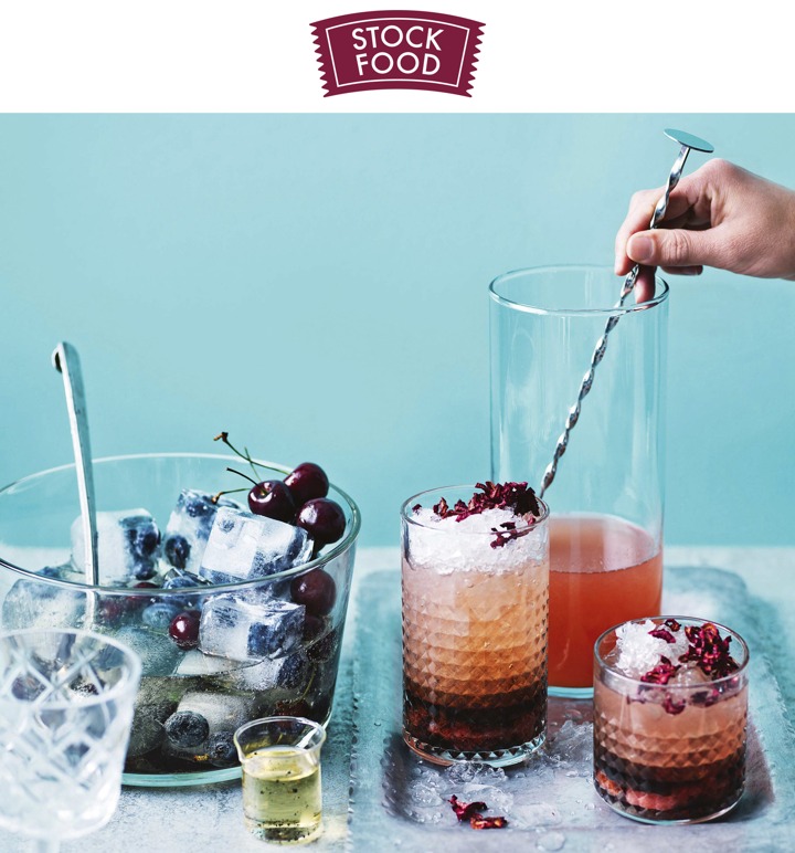 StockFood_12481790_HiRes_Prosecco_punch_with_vanilla_blueberries_and_cherries4.jpg