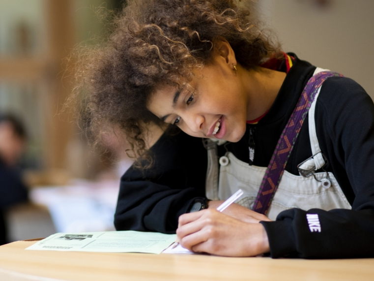 iO en Amnesty International laten van zich horen voor Schrijf-ze-VRIJdag 