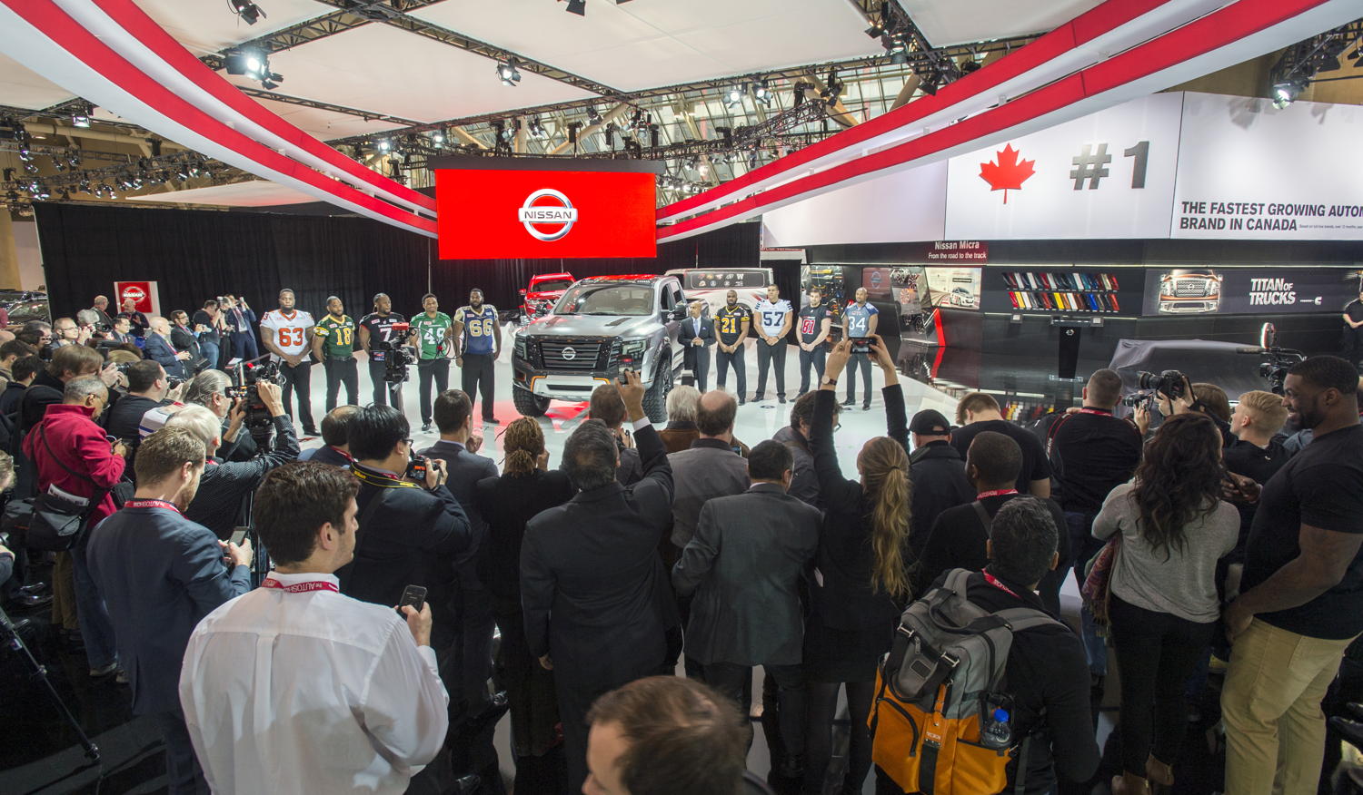 Gauche à droite: J. Olafioye (C.-B.); C. Watson (EDM); J. Turner (CGY); J. Knox Jr. (SSK); S. Bryant (WPG); Commissaire J. L. Orridge; S. Lawrence (HAM); T. Holmes (TOR); P. Lavoie (OTT); K. Hebert, (MTL). Crédit: Adam Gagnon - LCF.